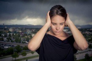 donna che si tappa le orecchie