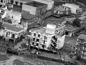 20091002 - MESSINA - POL - MALTEMPO: MESSINA; PREFETTURA, 14 MORTI E 10 DISPERSI - Un'immagine dell'alluvione di Messina ripresa dai vigili del fuoco oggi 2 ottobre 2009. Sale a 14 morti e 10 dispersi il bilancio del nubifragio che si è abbattuto la scorsa notte sul Messinese, lo rende noto l'unità di crisi della Prefettura di Messina.ANSA/U.S.VVFF/GID